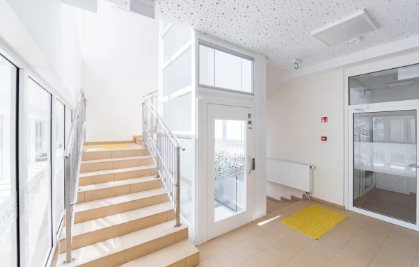 „Paradis Lifts P420“ keltuvas su platforma ir nepriklausomu rėmu