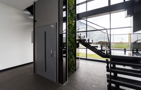 „Paradis Lifts K420“ keltuvas su kabina ir nepriklausomu rėmu