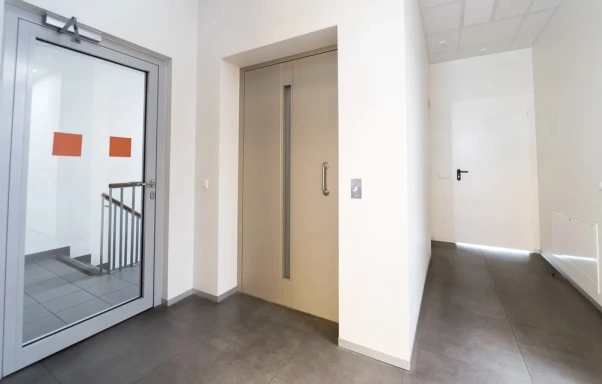„Paradis Lifts“ K410 keltuvas montavimui į paruoštą šachtą